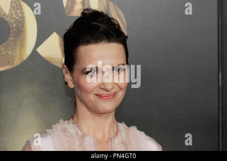 Juliette Binoche bei Warner Bros.'' Die 33'' Galavorstellung am AFI Fest 2015 in TCL Chinese Theatre in Hollywood, CA, November 9, 2015 statt. Foto von Joe Martinez/PictureLux Stockfoto