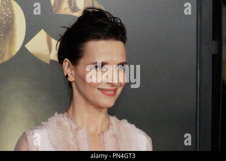 Juliette Binoche bei Warner Bros.'' Die 33'' Galavorstellung am AFI Fest 2015 in TCL Chinese Theatre in Hollywood, CA, November 9, 2015 statt. Foto von Joe Martinez/PictureLux Stockfoto