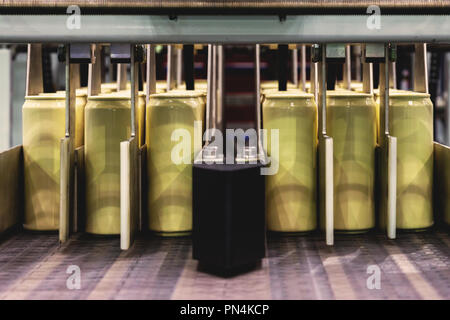 Aluminiumdosen für die Nahrungsmittel- und Getränkeindustrie in Factory Line Förderband der Maschine bei Dosen Essen und Trinken Fertigung, selektiven Fokus. Stockfoto