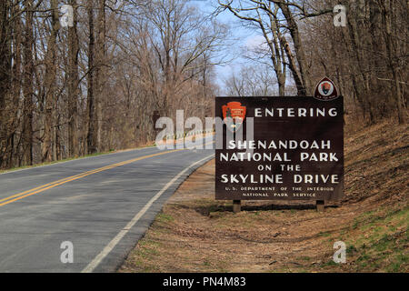 Ein kunstvolles Schild begrüßt Besucher Skyline Drive, Shenandoah Nationalpark, in den Appalachian Mountains im US-Staat Virginia entfernt Stockfoto