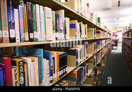 KALISPELL, Montana, USA - Mai 9, 2017: Regionale Bücher von Geschichten aus dem Amerikanischen Westen die Regale an Flathead Valley Community College Library Stockfoto