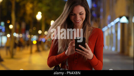 Junge Dame Smartphone aus der Tasche zu Text auf Champs-Elysees zu antworten Stockfoto