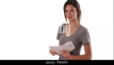 Portrait der kaukasischen Frau mit der Mail stehen auf weißen Hintergrund Stapel Stockfoto