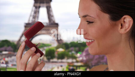 Tausendjährige Mädchen glücklich auf der Suche nach Diamond Ring von Partner von Eiffel Turm Stockfoto