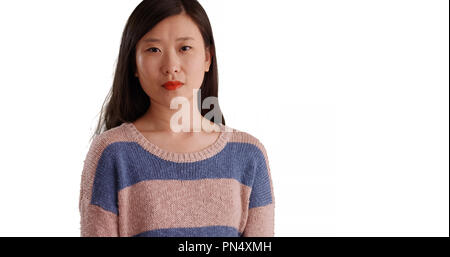 Close-up zuversichtlich tausendjährigen Frau in einem Pullover auf Copyspace Stockfoto