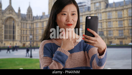 Nahaufnahme von niedlichen Tourist, selfie mit Smartphone von Westminster Palace Stockfoto