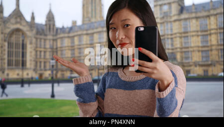 Nahaufnahme von niedlichen Tourist, selfie mit Smartphone von Westminster Palace Stockfoto