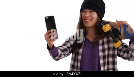 Schöne tausendjährigen Skater mit Technologie selfie Für kopieren, um Platz zu nehmen Stockfoto