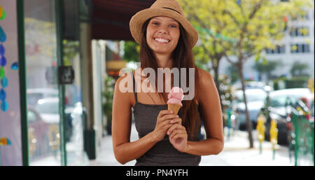 Ziemlich kaukasische Frau fedora Holding Eis außerhalb tragen Stockfoto