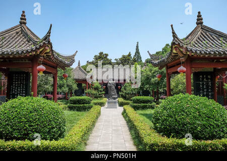 JINGZHOU, Hubei CHINA; Jun 7 2018: Literatur in Hubei, China. Das Gebäude und Kunstwerke des Hauses ist eine Kombination aus Han-chinesischen Stilen. Stockfoto