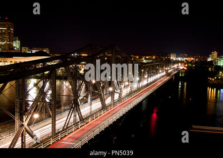 Kanada, Ottawa, Brücke, Fluss, Ottawa River, Gatineau, Nacht, Stadtbild, Hauptstadt, Innenstadt, Stadt, Tourismus, Urlaub, Ontario, nachts Stockfoto