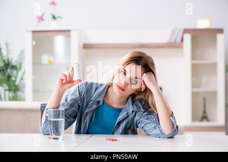 Frau Pillen, die mit dem Schmerz fertig zu werden Stockfoto