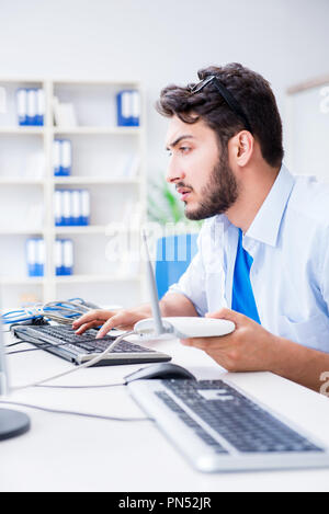 Frustriert junger Mann wegen der schwachen Internet Empfang Stockfoto