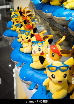 Reihen von Plüsch Pikachu, Evoli, und Wailmer Pokemon (Pokémon) auf dem Pokemon Center Tokyo DX (Pokémon Center Tokyo DX) in Nihonbashi, Tokio, Japan. Stockfoto