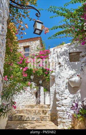 Marmaris Altstadt, alte türkische Hausfassade mit blühenden Blumen, Türkei Stockfoto