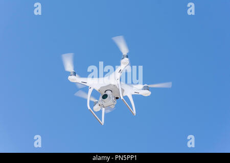 Drone flying Overhead im blauen Himmel Stockfoto