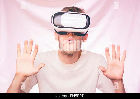 Junger Mann Hände Gesten in Virtual Reality vr Gläser isoliert Stockfoto