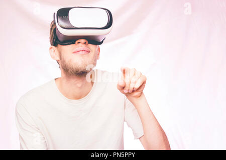 Junger Mann Hände Gesten in Virtual Reality vr Gläser isoliert Stockfoto