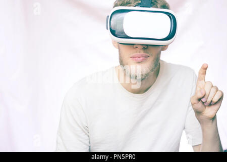 Junger Mann Hände Gesten in Virtual Reality vr Gläser isoliert Stockfoto