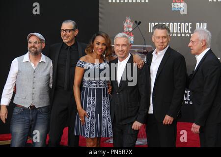 Jeff Goldblum, Vivica A Fox, Roland Emmerich, Bill Pullman, Brent Spiner 20.06.2016 Hand- und Fußabdruck Zeremonie von Roland Emmerich aus 'Independence Day: Wiederaufleben", gehalten an der TCL Chinese Theatre in Hollywood, CA Foto von Izumi Hasegawa/HNW/PictureLux Stockfoto