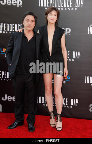 Charlotte Gainsbourg bei der Premiere von Twentieth Century Fox "Independence Day: Wiederaufleben' an TCL Chinese Theatre am 20. Juni 2016 in Hollywood, Kalifornien. Foto von Joe Martinez/PictureLux Stockfoto