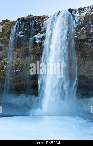 Spektakulärer Wasserfall Seljalandsfoss im Süden Islands mit sprudelnden Gletscherschmelze Gewässer aus Eyjafjahajokul Eiskappe Stockfoto