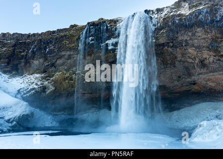 Spektakulärer Wasserfall Seljalandsfoss im Süden Islands mit gletscherschmelze Gewässer aus Eyjafjahajokul Eiskappe Stockfoto