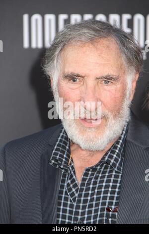 Judd Hirsch 20.06.2016, den Roten Teppich Screening von "Independence Day: Wiederaufleben", gehalten an der TCL Chinese Theatre in Hollywood, CA Foto von Izumi Hasegawa/HNW/PictureLux Stockfoto