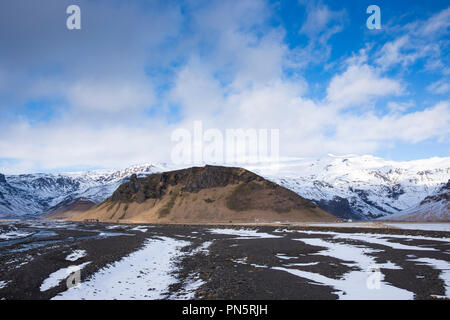 Wohnungen und vulkanischen Moräne unter Eyjafjallajokull Gletscher bekannt für großen Vulkanausbruch, Katla Geopark im Süden Islands Stockfoto