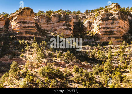 Felsformationen am Grand Canyon auf dem Bright Angel Trail. Miniatur Leute auf Pferden auf der Spur Stockfoto