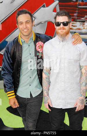 Pete Wentz und Andy Hurley (Fall Out Boy) an der Los Angeles Premiere von Columbia Pictures' 'Ghostbusters' an TCL Chinese Theatre in Hollywood, CA, 9. Juli 2016 statt. Foto von Joe Martinez/PictureLux Stockfoto