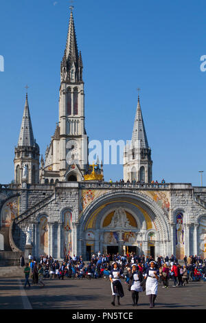 Lourdes (Frankreich): äußere Ansicht der Basilika Unserer Lieben Frau vom Rosenkranz, den Platz und Unsere Liebe Frau von Lourdes Sanctuary (Nicht verfügbar für Stockfoto