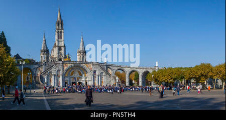 Lourdes (Frankreich): äußere Ansicht der Basilika Unserer Lieben Frau vom Rosenkranz, den Platz und Unsere Liebe Frau von Lourdes Sanctuary (Nicht verfügbar für Stockfoto