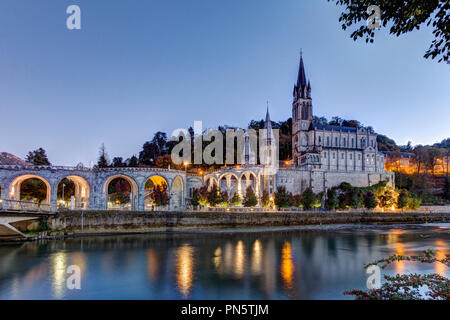 Lourdes (Frankreich): äußere Ansicht der Basilika Unserer Lieben Frau vom Rosenkranz und der Gave de Pau Fluss (nicht für Postkarte Produktion verfügbar) Stockfoto