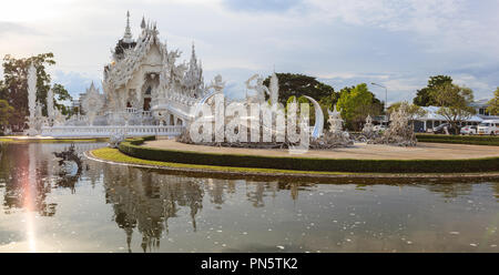 Chiangrai, Thailand - September 01, 2018: Wat Rong Khun (weiße Tempel) ist eine der beliebtesten Sehenswürdigkeiten Touristen in Thailand besuchen, mit modernen Stockfoto