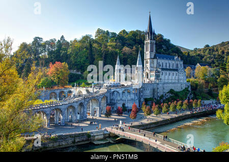 Lourdes (Frankreich): äußere Ansicht der Basilika Unserer Lieben Frau vom Rosenkranz und der Gave de Pau Fluss (nicht für Postkarte Produktion verfügbar) Stockfoto