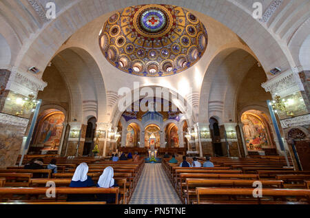 Lourdes (Frankreich): Innenraum der Basilika Unserer Lieben Frau vom Rosenkranz (nicht für Postkarte Produktion verfügbar) Stockfoto