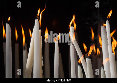 Lourdes (Frankreich): brennende Kerzen (nicht für Postkarte Produktion verfügbar) Stockfoto