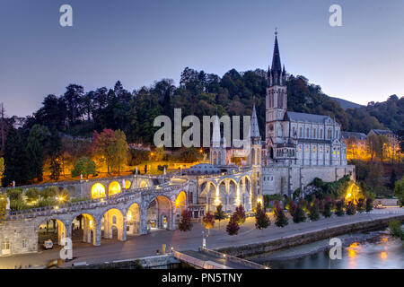 Lourdes (Frankreich): äußere Ansicht der Basilika Unserer Lieben Frau vom Rosenkranz und der Gave de Pau Fluss (nicht für Postkarte Produktion verfügbar) Stockfoto