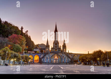 Lourdes (Frankreich): äußere Ansicht der Basilika Unserer Lieben Frau vom Rosenkranz, den Platz und Unsere Liebe Frau von Lourdes Sanctuary (Nicht verfügbar für Stockfoto