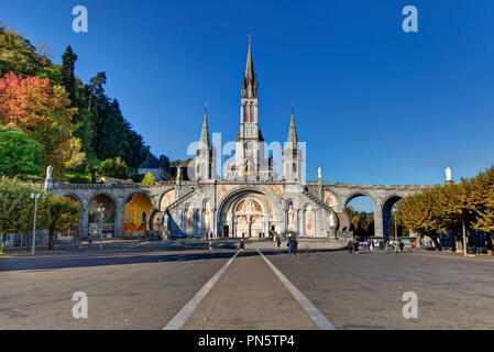 Lourdes (Frankreich): äußere Ansicht der Basilika Unserer Lieben Frau vom Rosenkranz, den Platz und Unsere Liebe Frau von Lourdes Sanctuary (Nicht verfügbar für Stockfoto