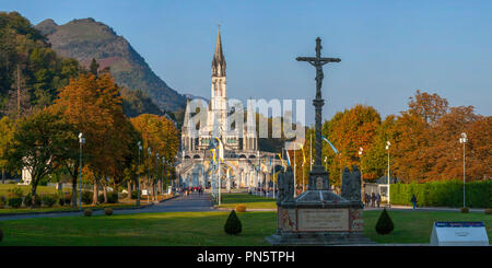 Lourdes (Frankreich): äußere Ansicht der Basilika Unserer Lieben Frau vom Rosenkranz, den Platz und Unsere Liebe Frau von Lourdes Sanctuary (Nicht verfügbar für Stockfoto