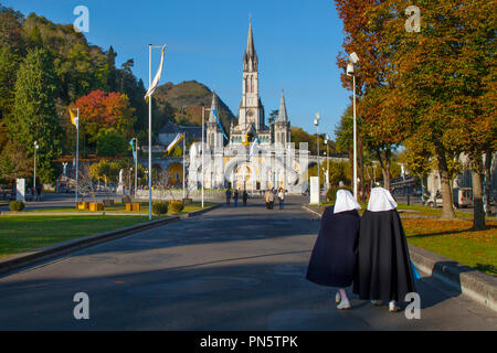 Lourdes (Frankreich): äußere Ansicht der Basilika Unserer Lieben Frau vom Rosenkranz, den Platz und Unsere Liebe Frau von Lourdes Sanctuary. Zwei Nonnen zu t Stockfoto