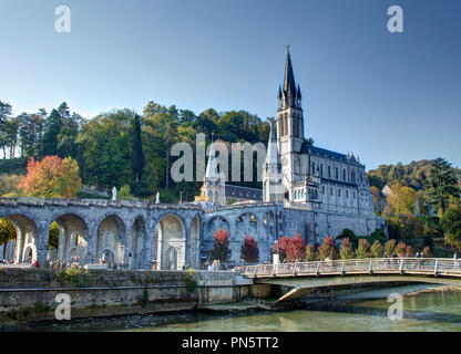 Lourdes (Frankreich): äußere Ansicht der Basilika Unserer Lieben Frau vom Rosenkranz und der Gave de Pau Fluss (nicht für Postkarte Produktion verfügbar) Stockfoto