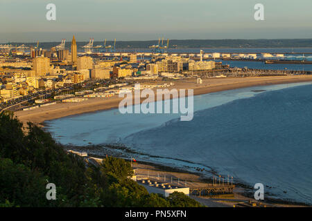 Le Havre (Normandie, Frankreich): Gebäude im Stadtzentrum, Perret Architektur, das Wort UNESCO Welterbestätten, mit dem Wasser Stockfoto