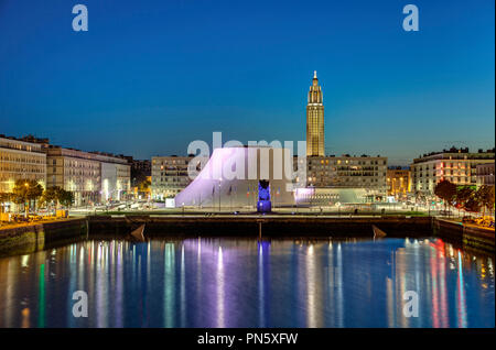 Le Havre (Frankreich): Der Hafen bei Nacht mit dem Konzertsaal "Le Volcan", das Arts Center' Espace Oscar Niemeyer" und St. Joseph's Church, Perre Stockfoto