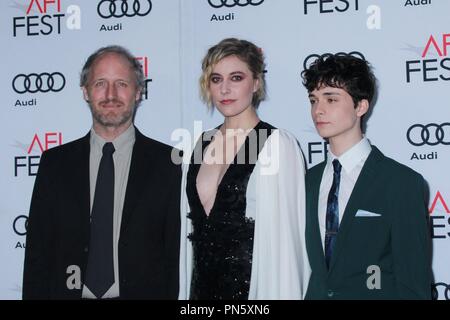 Mike Mills, Greta Gerwig, Lucas Jade Zumann 11/16/2016 AFI Fest 2016" des 20. Jahrhunderts Frauen' Galavorstellung im Beverly Hilton in Beverly Hills, CA Foto von Julian Blythe/HNW/PictureLux gehalten Stockfoto