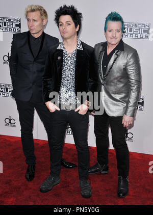 Greenday, (Mike Dirnt und Billie Joe Armstrong, Tre Cool) bei den American Music Awards 2016 gehalten am Microsoft Theater in Los Angeles, CA am Sonntag, 20. November 2016. Foto von PRPP/PictureLux Datei Referenz # 33162 053 PRPP 01 nur für redaktionelle Verwendung - Alle Rechte vorbehalten Stockfoto