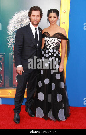 Matthew McConaughey und Camila Alves 12/03/2016 die Weltpremiere der ing', die in den Microsoft Theater in L.A. statt Leben in Los Angeles, CA Foto von Izumi Hasegawa/HNW/PictureLux Stockfoto