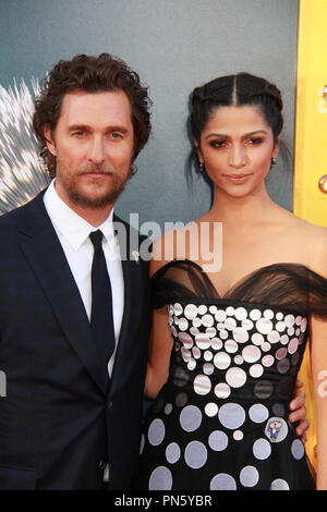 Matthew McConaughey und Camila Alves 12/03/2016 die Weltpremiere der ing', die in den Microsoft Theater in L.A. statt Leben in Los Angeles, CA Foto von Izumi Hasegawa/HNW/PictureLux Stockfoto